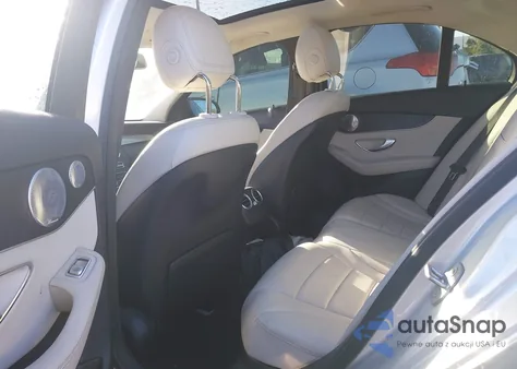 2016 Mercedes-Benz C 300 z USA, uszkodzony, nr VIN 55SWF4JB4GU172770